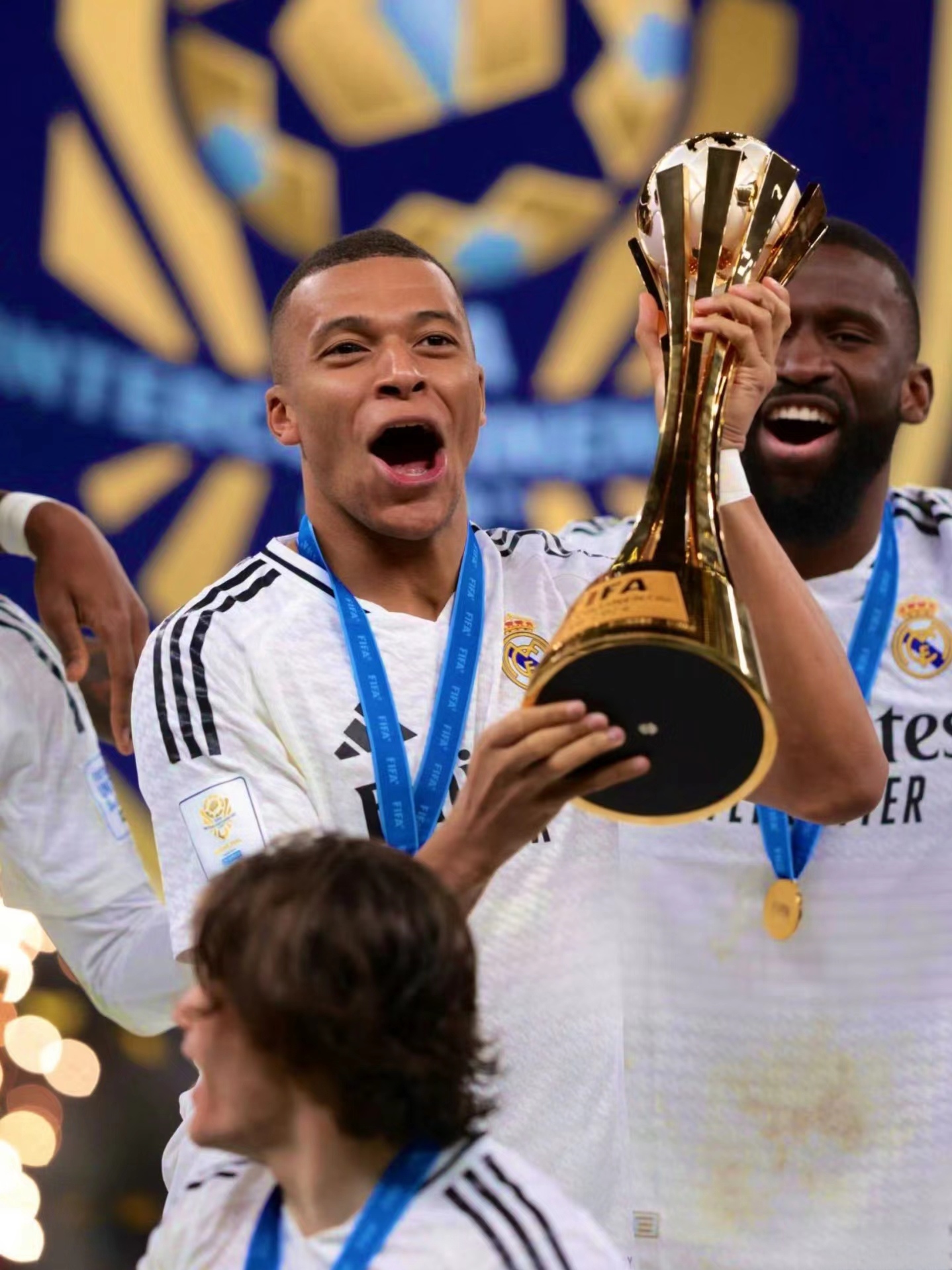 更加成熟地 更加成熟地