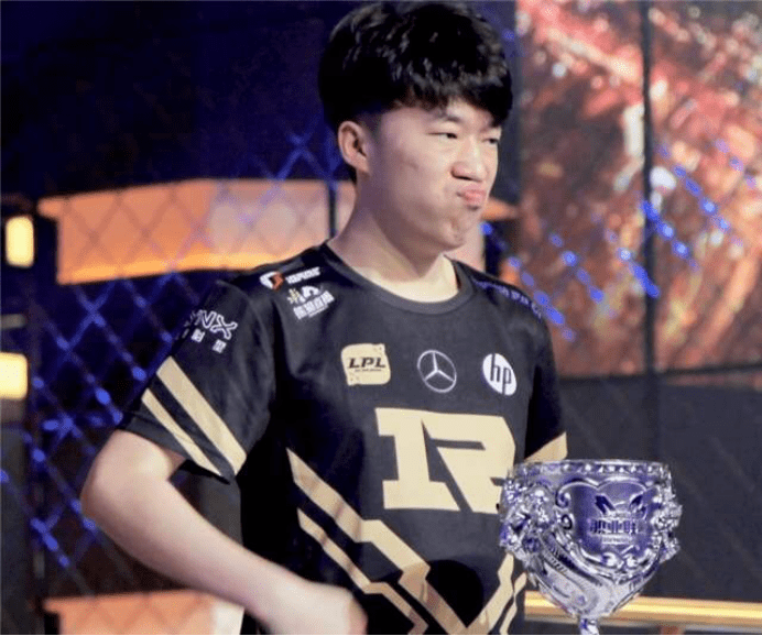 附近的短传 附近的短传